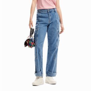 Mid-rise cargo jeans, washed effect, straight, adjustable hems and maxi pockets.